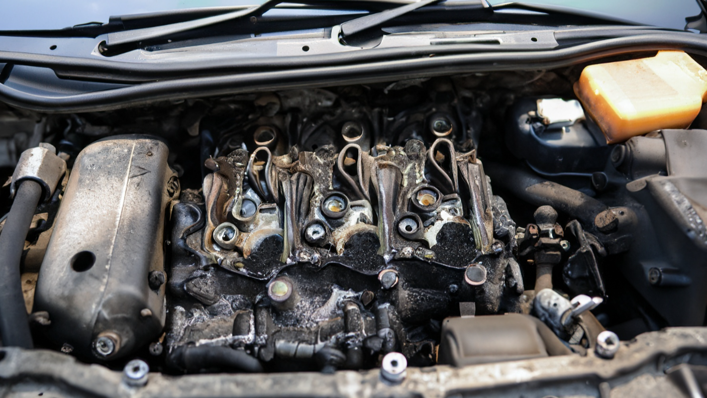 車のエンジンの焼き付きにはどう対処する？対処法・症状・修理費用などを解説